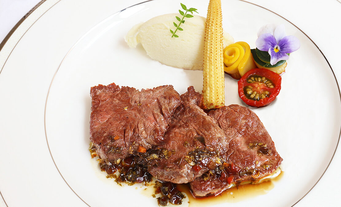 写真：国産牛フィレ肉のミニッツステーキ 〜香草ソース〜