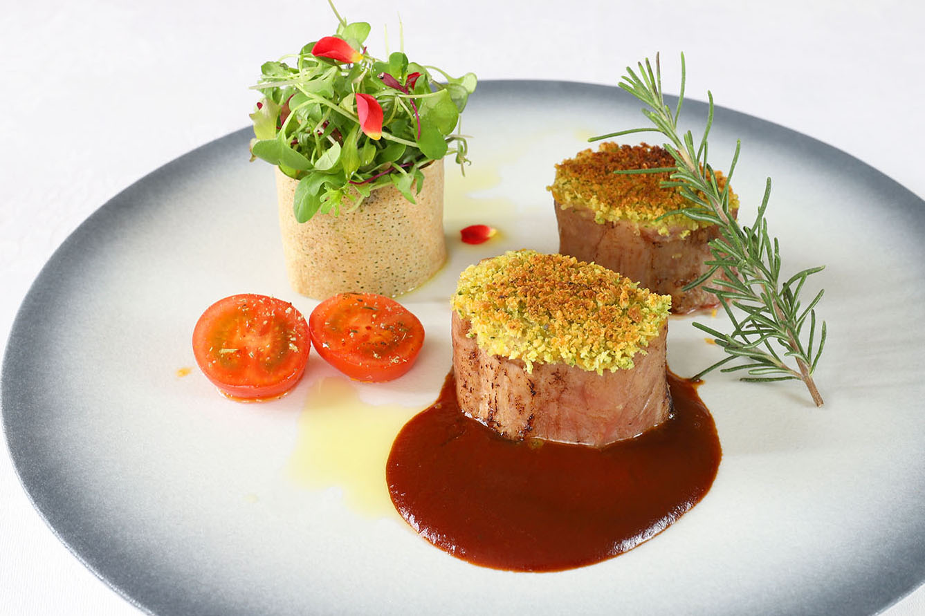 写真：国産ポークフィレ肉のロースト　~香草パン粉焼き ハーブのサラダ添え~