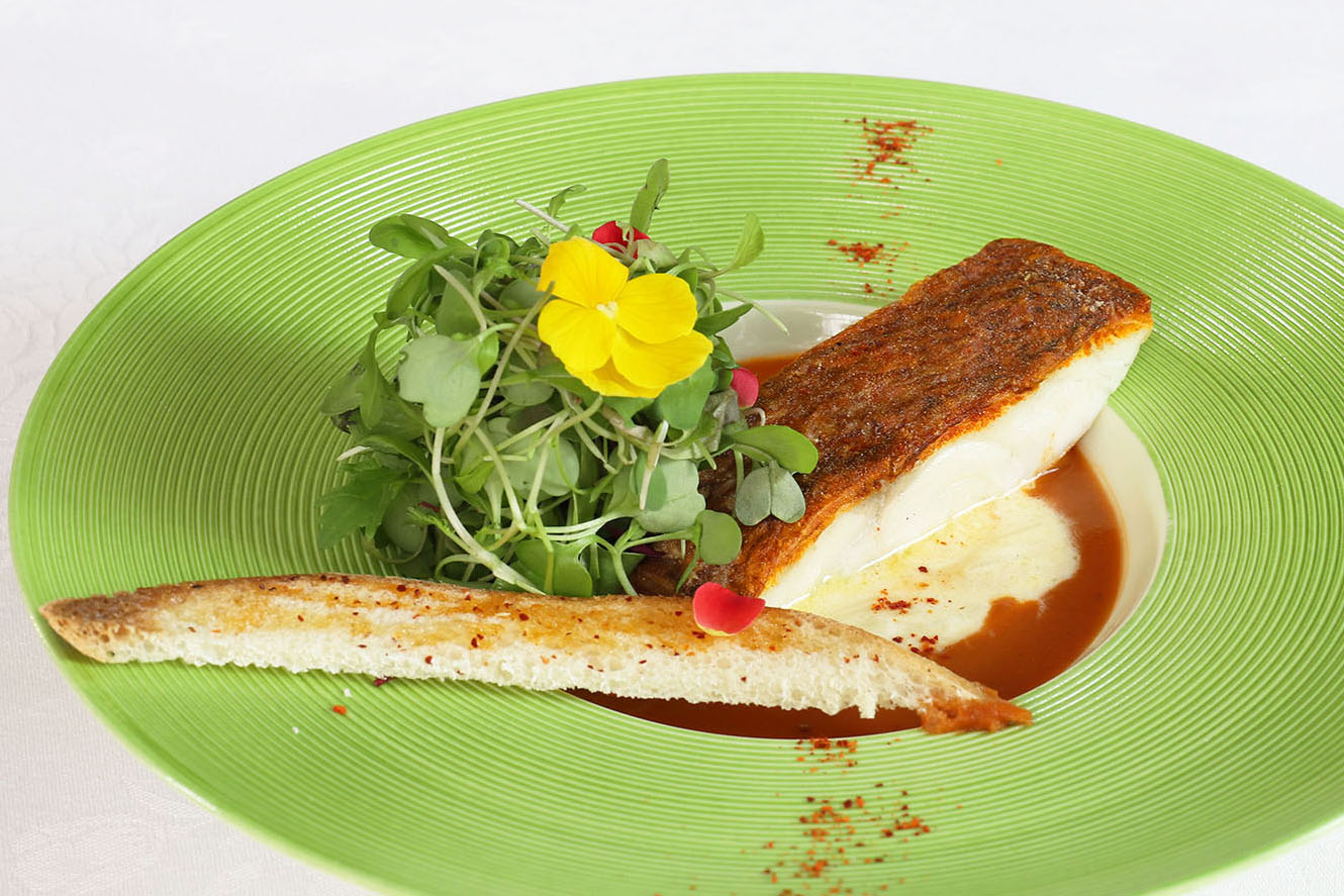 写真：白身魚のポワレ　〜海老のビスクと長ネギのフォンデュのクリームソース〜